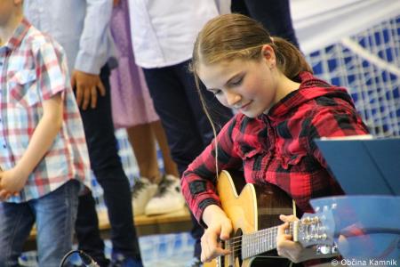 Otroci Osnovne šole Šmartno v Tuhinju z glasbo razpeli jadra (26)